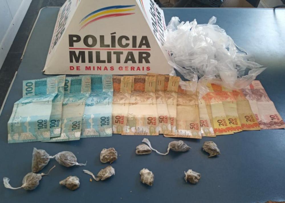 PM prende autor de tráfico e apreende menores e drogas no bairro Santana em Manhuaçu