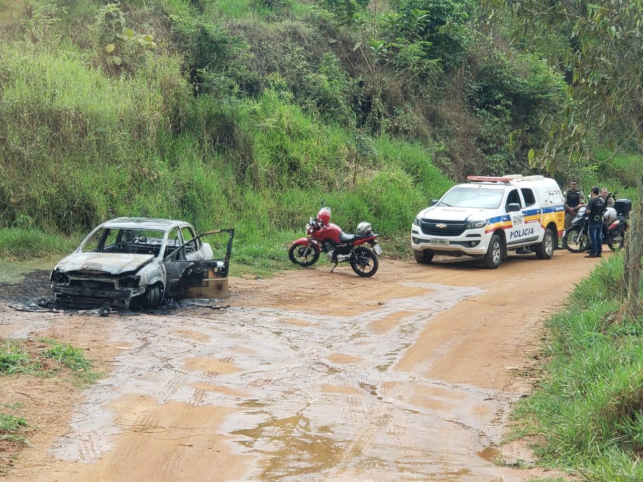 Bandidos pedem corrida por aplicativo e botam fogo no carro em Manhuaçu