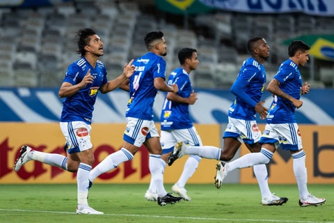 Cruzeiro supera Paraná, vence segunda com Felipão e dorme fora da zona