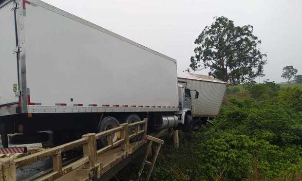 Acidente deixa caminhão pendurado em ponte na BR-262
