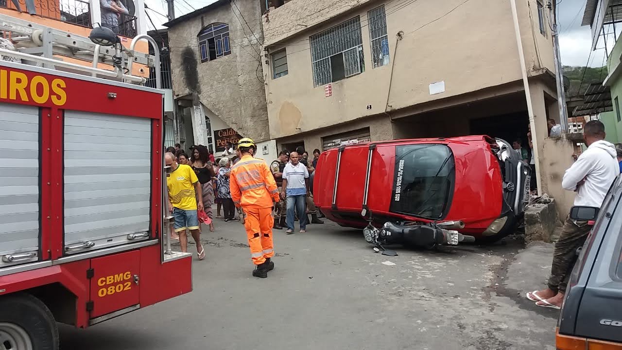 Carro perde freio e atinge duas motocicletas no Santa Luzia em Manhuaçu