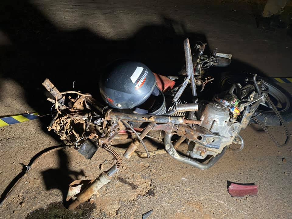 Acidente entre carro e moto deixa dois mortos