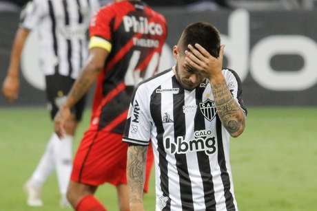 Atlético-MG perde para Athletico-PR e desperdiça chance de disparar no Brasileiro