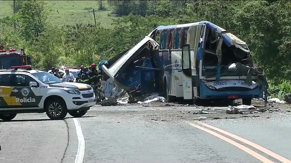 Sobe para 41 o número de mortos em acidente envolvendo ônibus e caminhão
