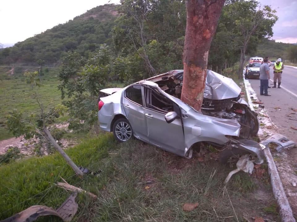Mulher morre após veículo bater em árvore