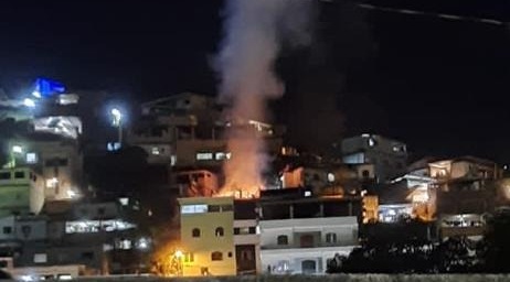 Bombeiros combatem incêndio em residência