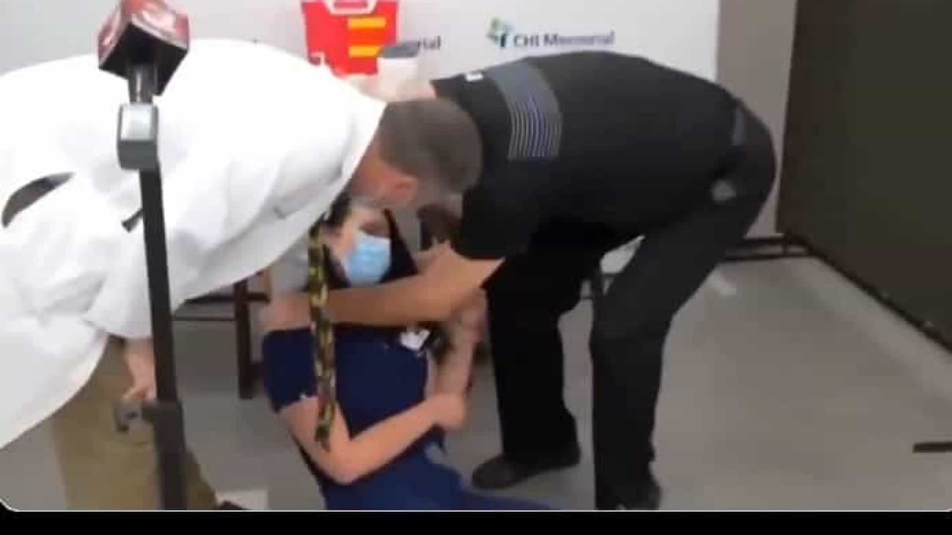 Covid-19: Enfermeira desmaia em conferência de imprensa após levar vacina