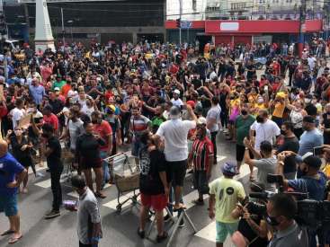 Multidão faz protesto no Centro de Manaus contra novo fechamento do comércio