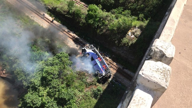 Ônibus cai de viaduto e deixa ao menos 14 mortos na BR-381, em João Monlevade