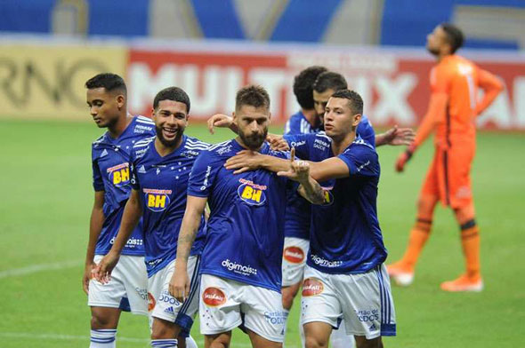 Sobis faz golaço do meio-campo, Cruzeiro vence Brasil de Pelotas e ganha quatro posições na Série B