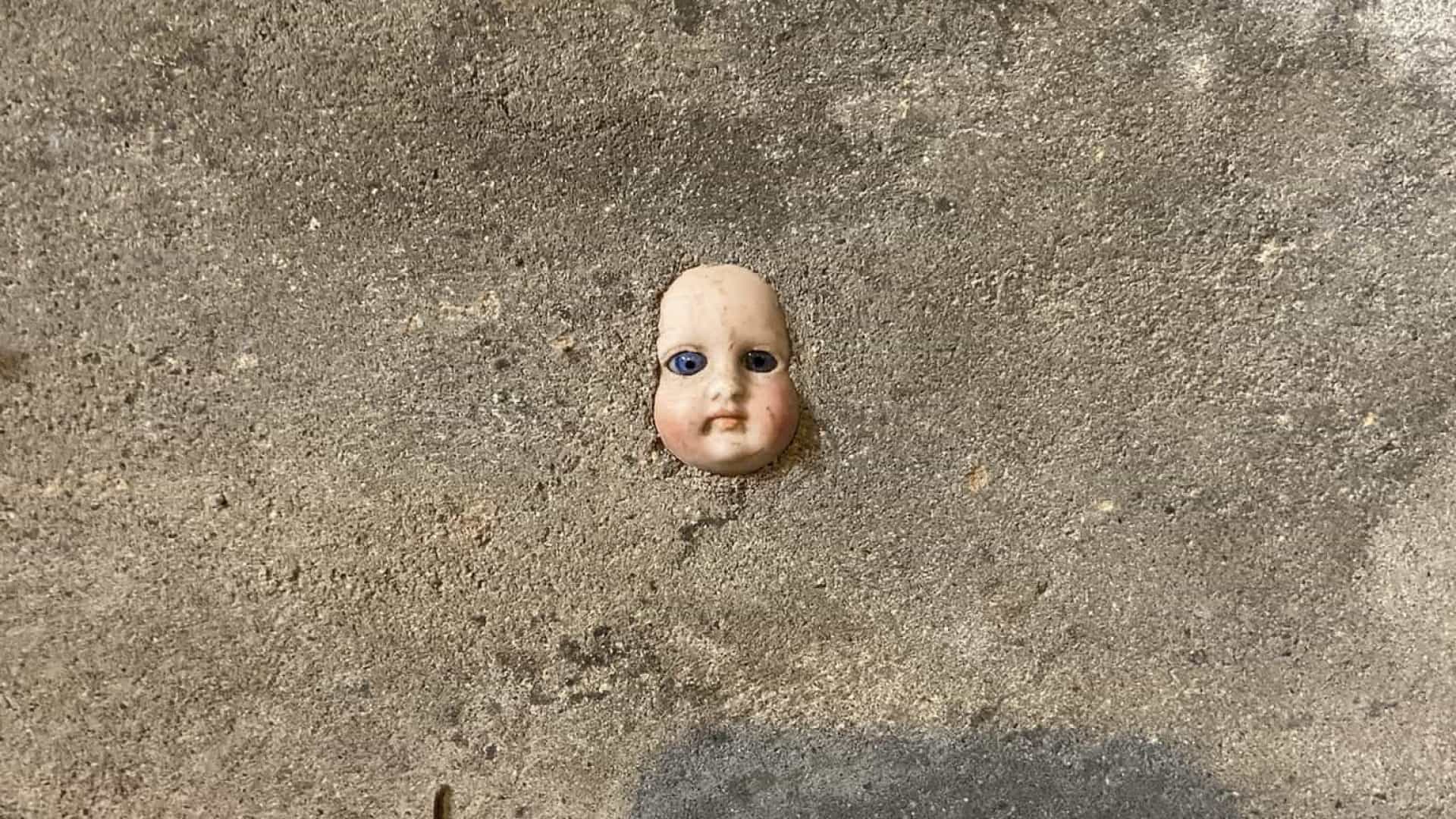 ulher se apavora ao encontrar cabeça de boneca na parede da sua casa