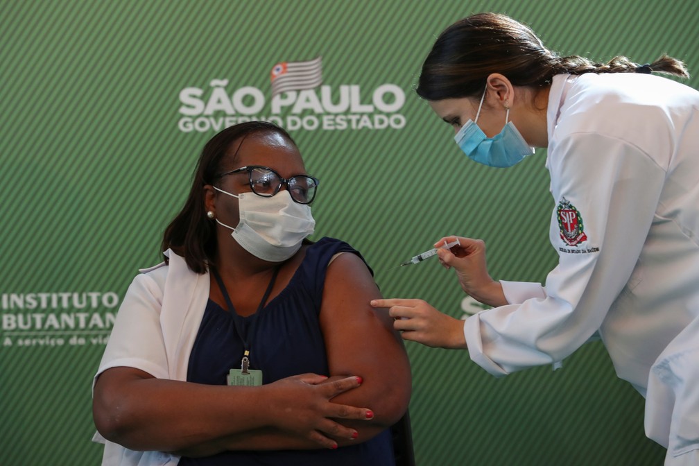 ‘Não tenham medo’, diz Mônica Calazans, 1ª pessoa a ser vacinada no Brasil