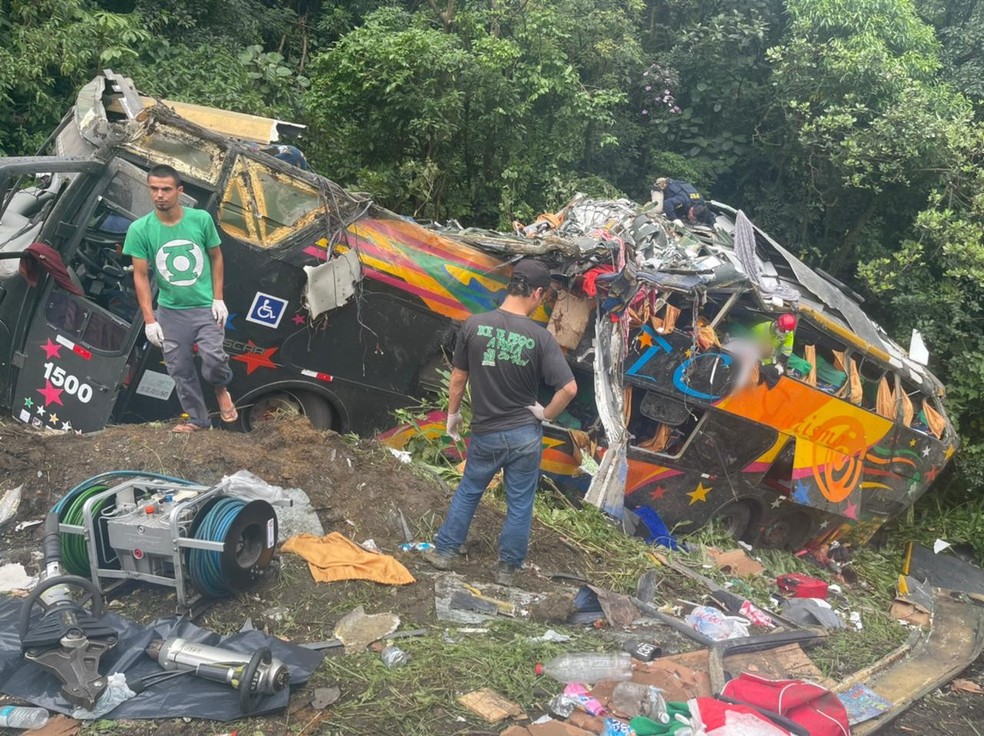Acidente com ônibus na BR-376 deixa 33 feridos e 19 mortos