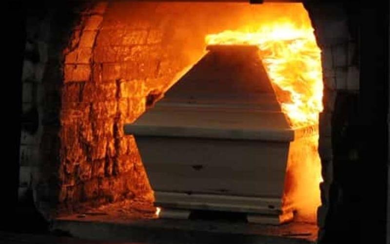 Mulher percebe que mãe estava viva momentos antes de cremação