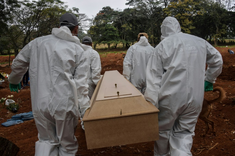 Brasil perde 1.840 vidas em mais um dia de escalada na pandemia