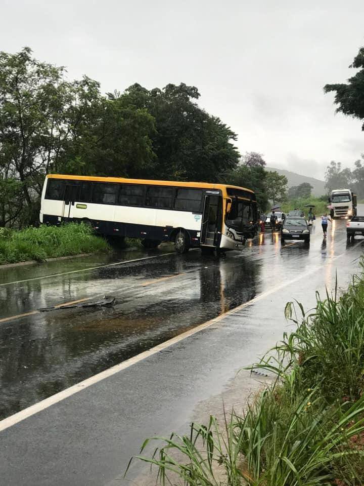 Colisão entre fiorino, caminhão e ônibus mata duas pessoas na BR-116