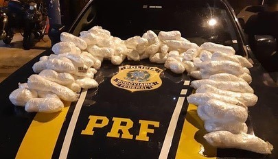 PRF apreende 31 kg de cocaína escondidos em painel de carro na BR-116