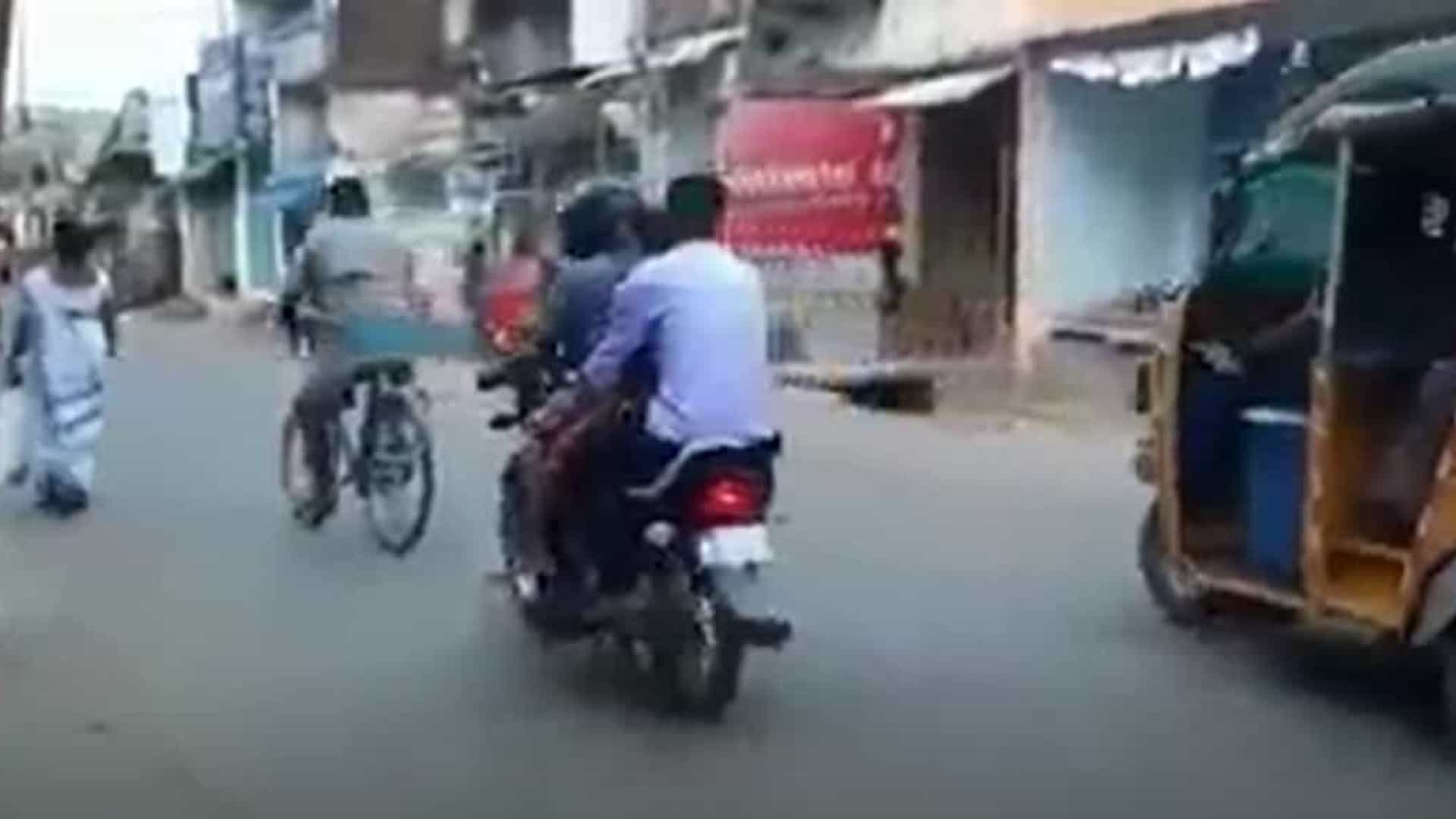 Sem ambulância, homem é obrigado a transportar o corpo da mãe de moto