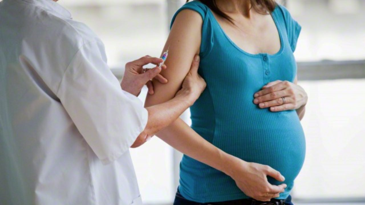 Anvisa manda suspender uso da vacina Astrazeneca em grávidas após duas mortes