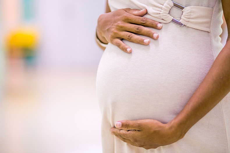 Sem Coronavac nem AstraZeneca, grávidas ficam sem opção de vacina no Brasil