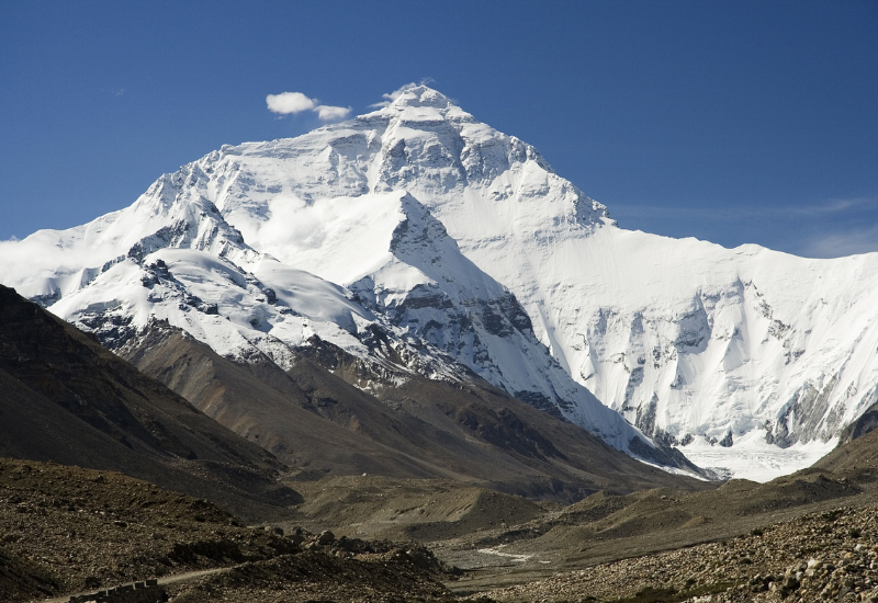 Contra Covid, China vai instalar uma barreira física no topo do Everest
