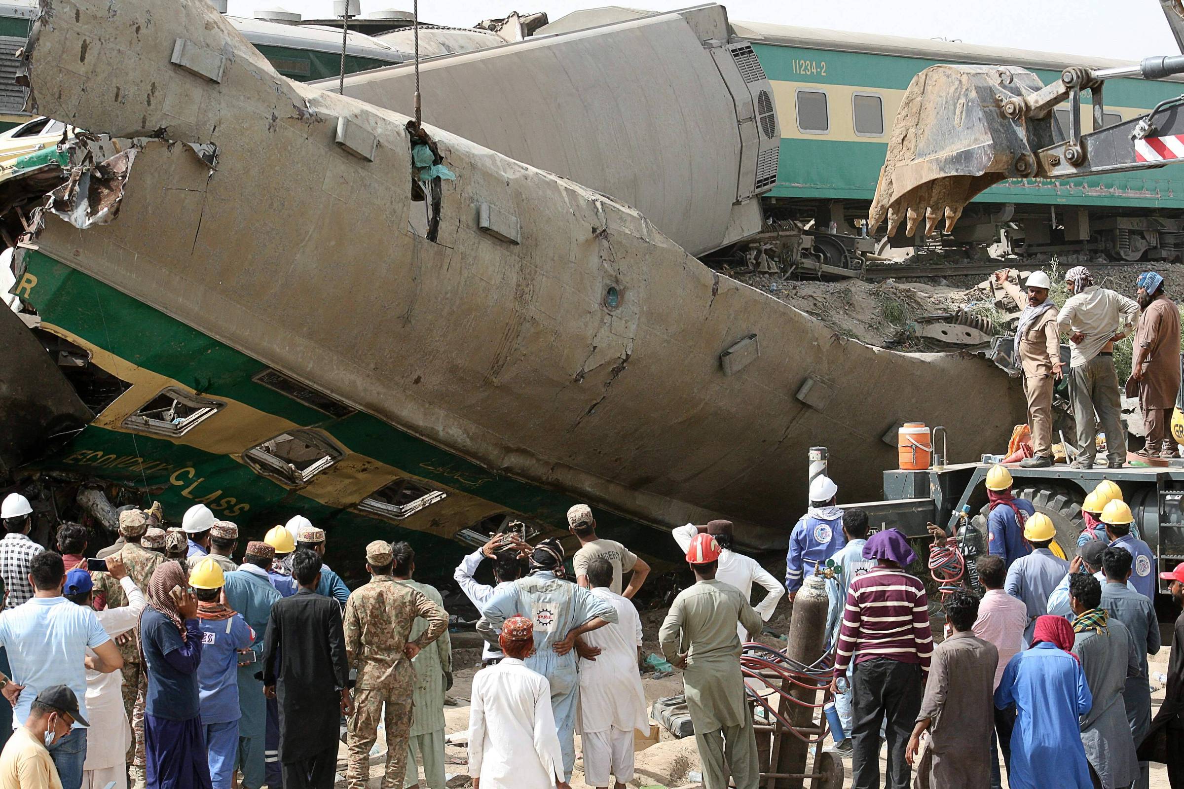 Colisão entre trens de passageiros deixa ao menos 36 mortos no Paquistão