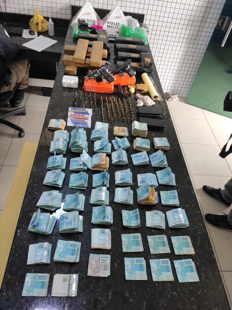 Polícia apreende mais de 20 kg de drogas e r$ 67 mil em dinheiro. dois foram presos