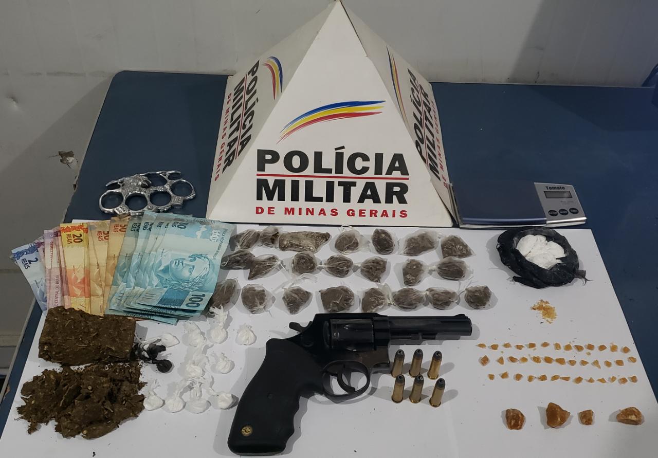 PM apreende drogas e arma em Manhuaçu no final de semana