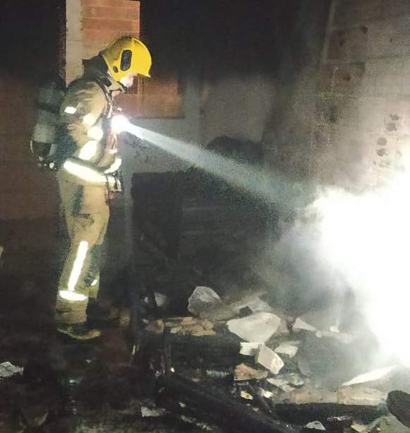 Bombeiros controlam incêndio em casa no bairro São Jorge