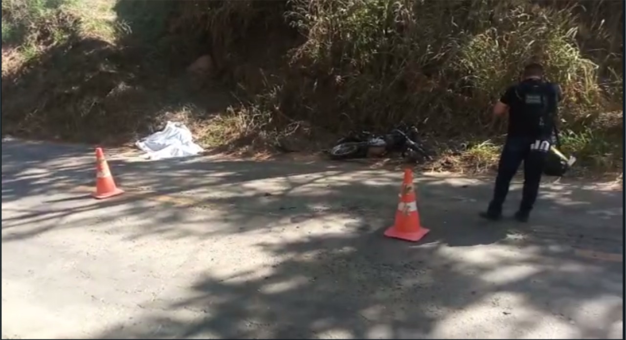 Motociclista morre após acidente com caminhão na MG-111