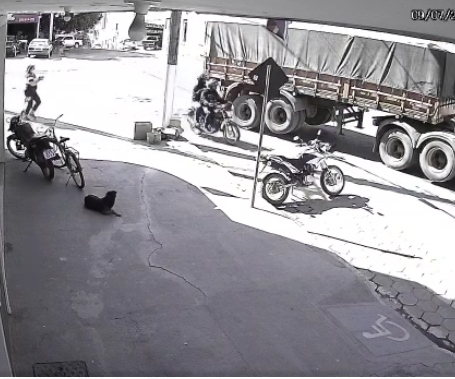 Mulher é atropelada por carreta no centro de Ipanema