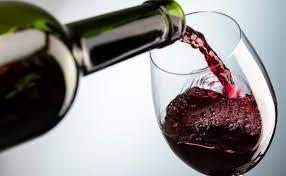Onze pessoas morrem intoxicadas após beber vinho em funeral