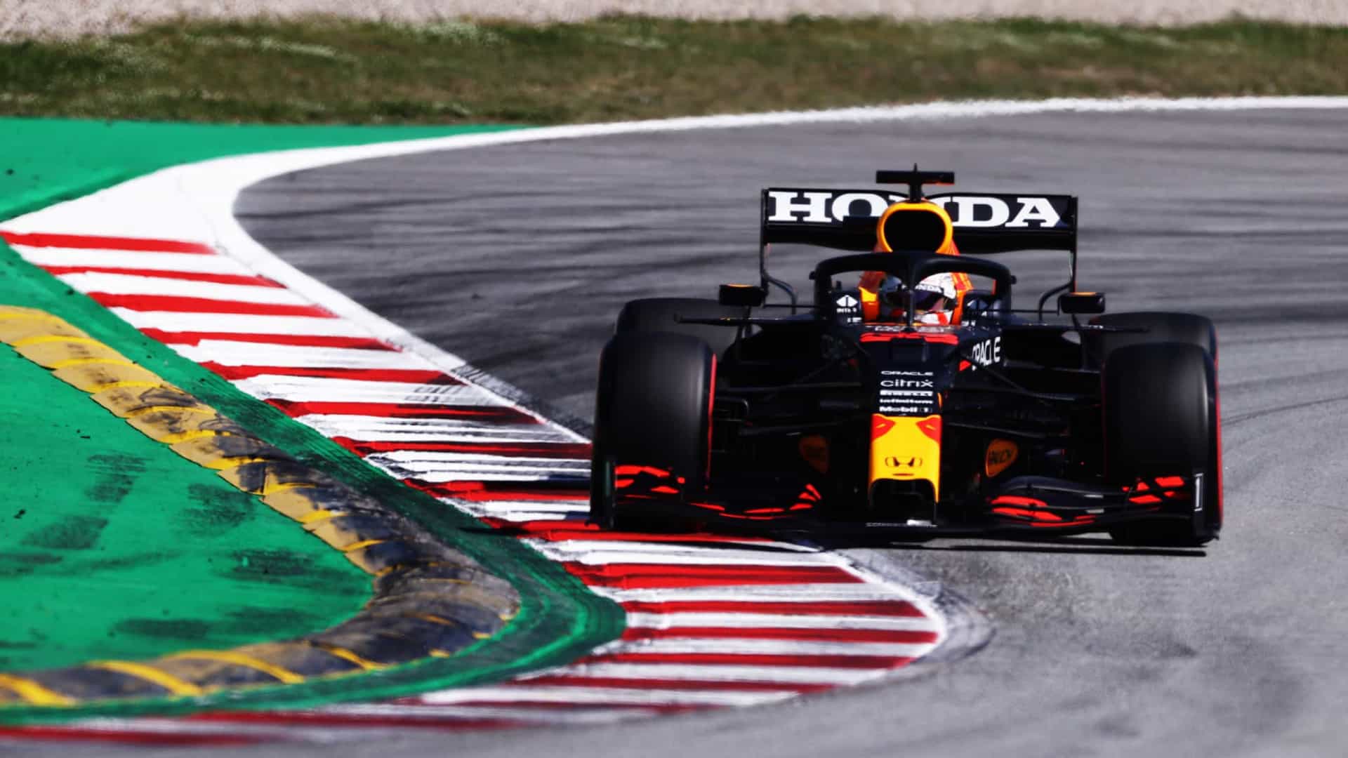 Verstappen passa Hamilton na largada da sprint qualifying e é pole em Silverstone