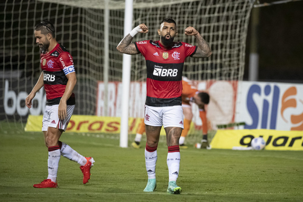 Com 3 de Gabriel, Flamengo goleia Bahia fora e sobe no Brasileirão