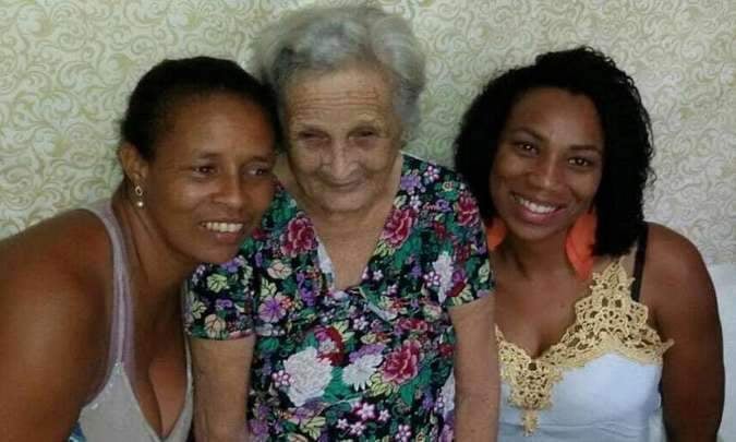Idosa de 105 anos vence COVID e volta para casa