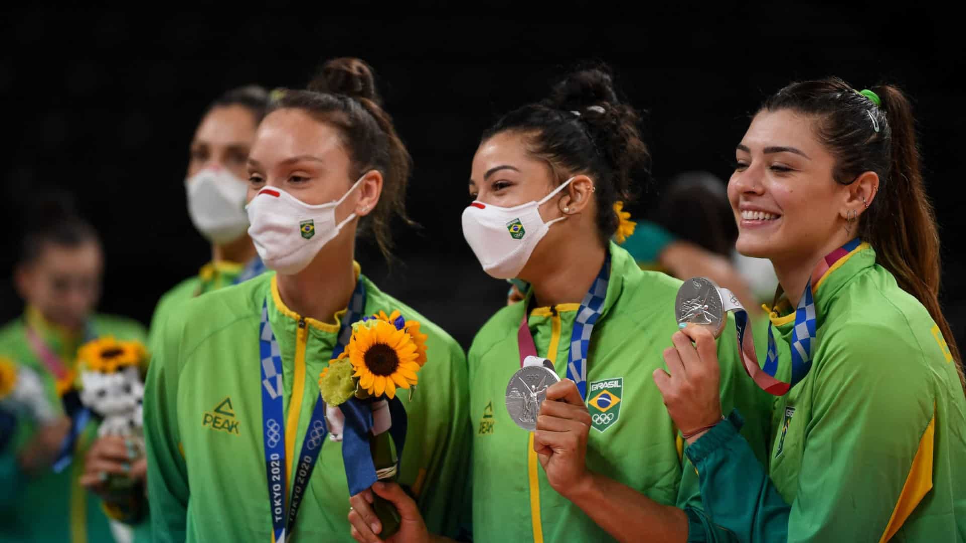 Brasil conquista prata no vôlei e no boxe femininos na despedida de Tóquio-2020