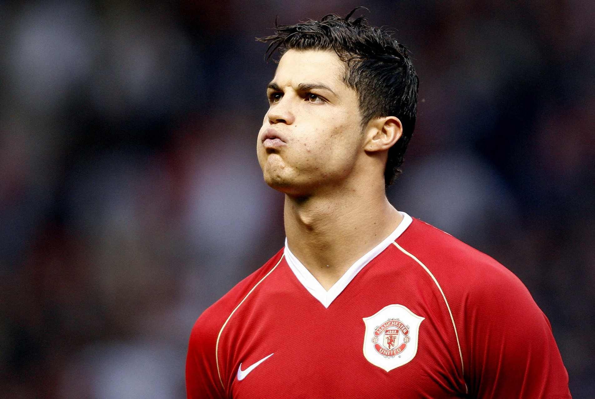 De volta após 12 anos, Cristiano Ronaldo assina contrato com o Manchester United