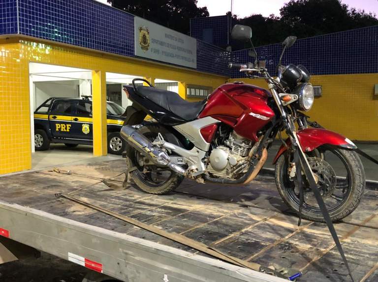 PRF recupera moto furtada, em Manhuaçu