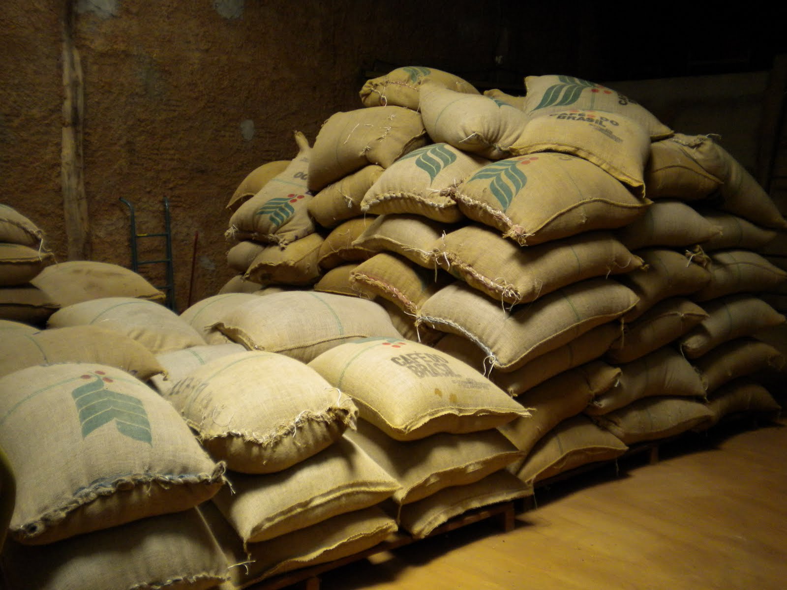 Quarenta sacas de café são furtadas em Santana do Manhuaçu