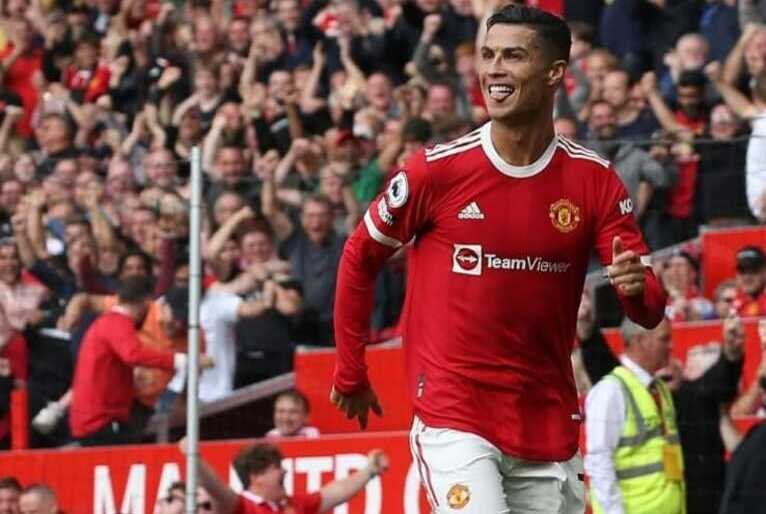 Cristiano Ronaldo brilha na volta, faz dois gols e Manchester United vira líder