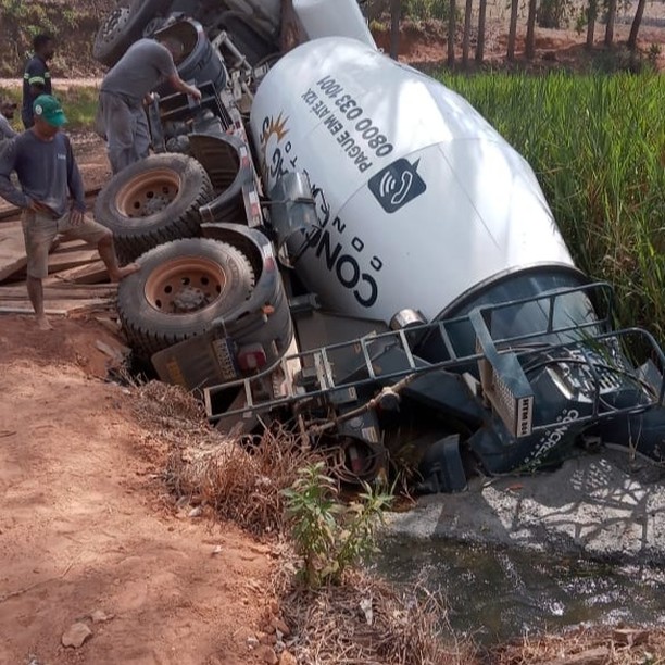 Caminhão betoneira cai em córrego em Lajinha