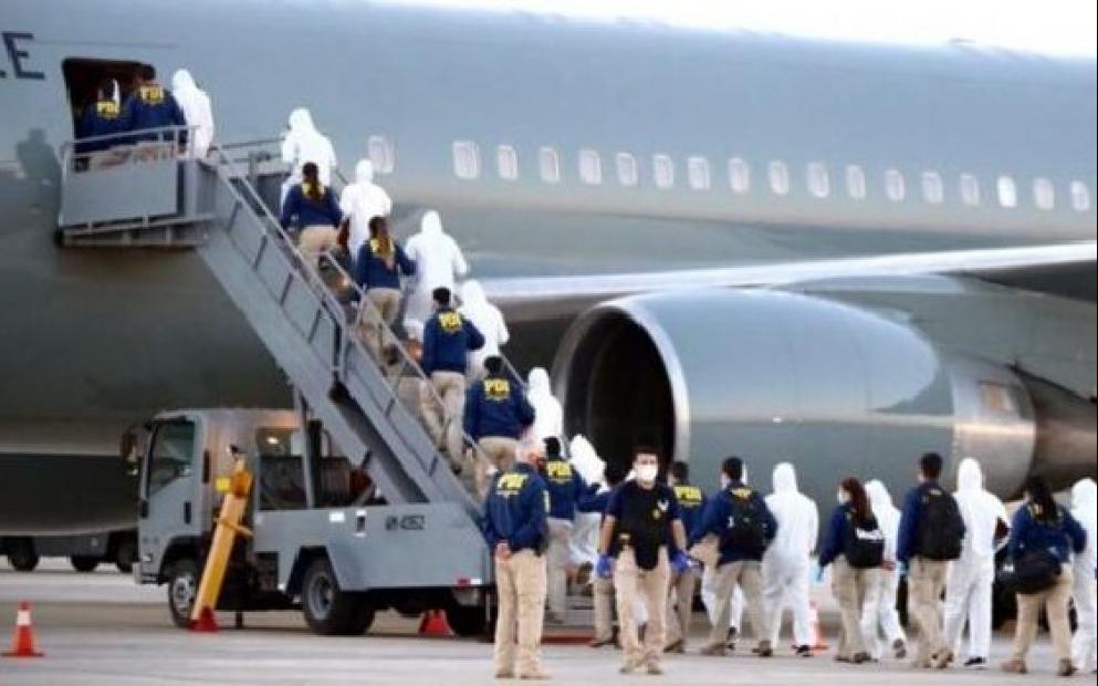 EUA querem triplicar voos com deportados ao Brasil