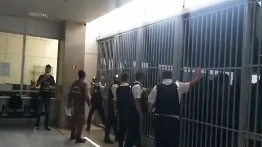 Manifestantes bolsonaristas tentam invadir o Ministério da Saúde