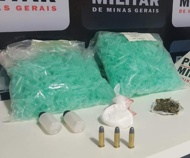 PM apreende arma, drogas e munições em Manhuaçu