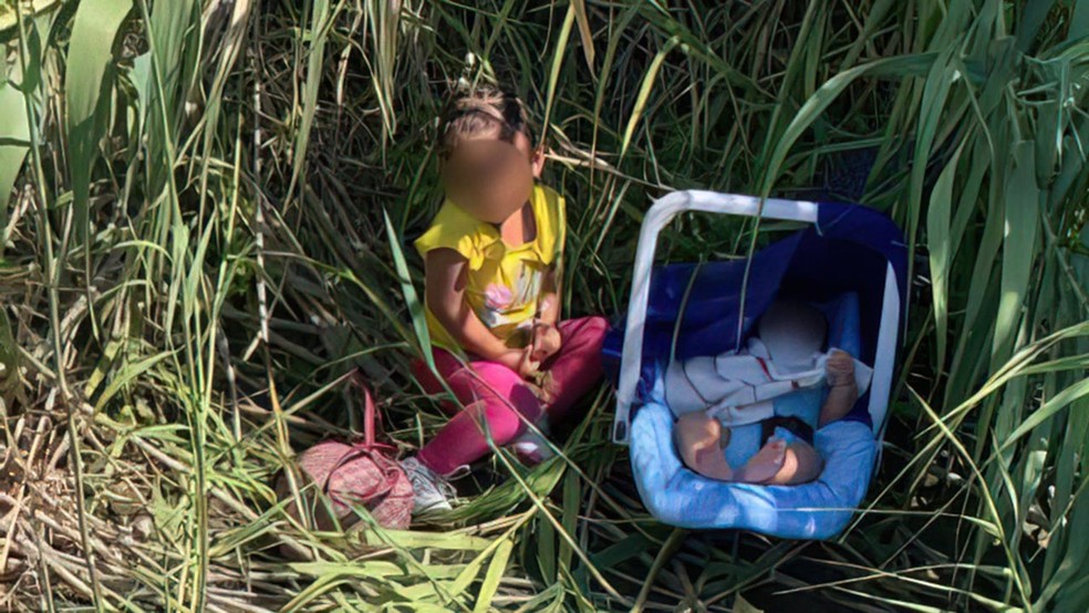 Agentes encontram crianças abandonadas em fronteira dos EUA com México
