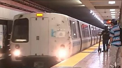 Mulher morre após ser arrastada por metrô por causa de coleira de cão