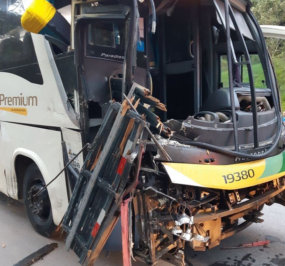 Seis pessoas ficam feridas em acidente com ônibus que saiu de Minas