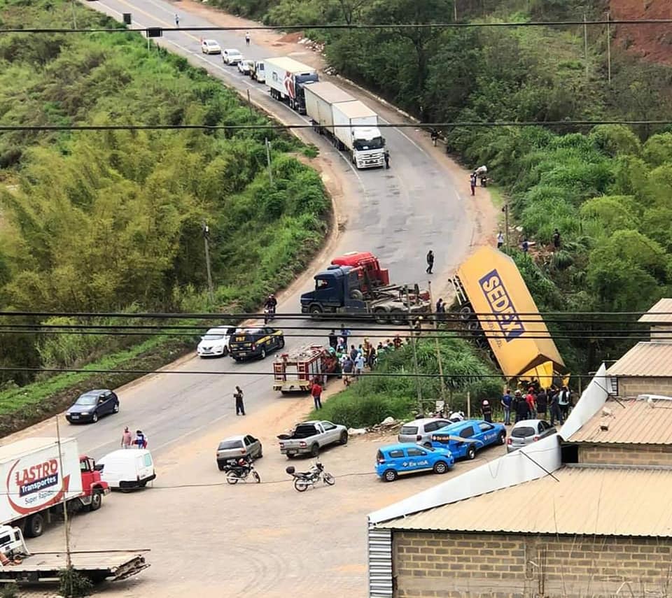 Motorista dos Correios morre em acidente na 262 em Manhuaçu