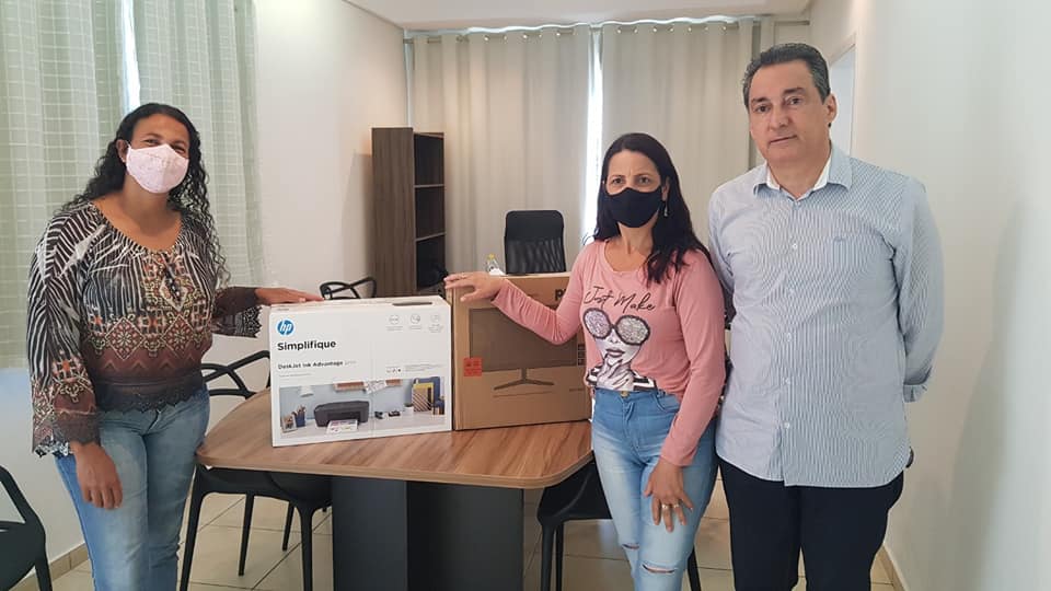 Santo Amaro de Minas: Associação de Moradores recebe computador com impressora