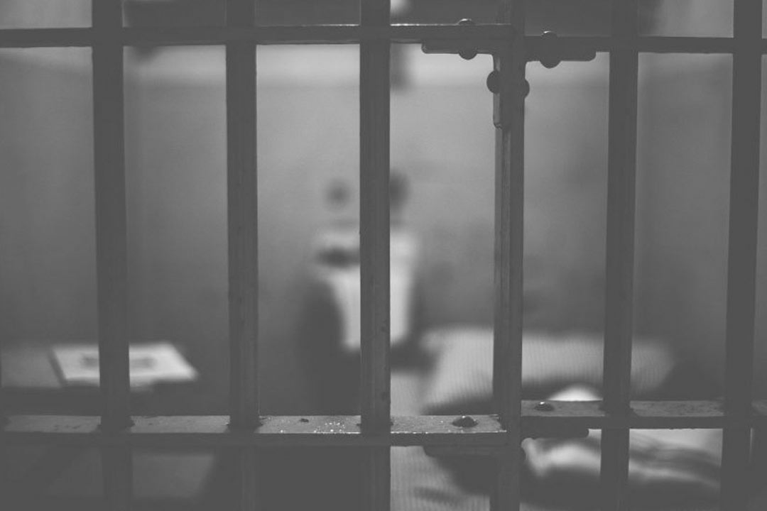Cansado da esposa, homem em prisão domiciliar pede para ir para a cadeia